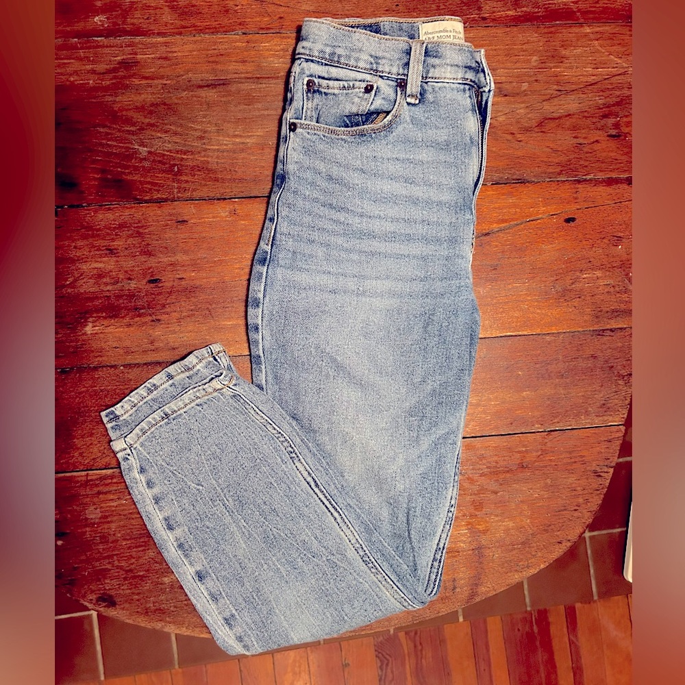 A&F Mom Jeans medium wash